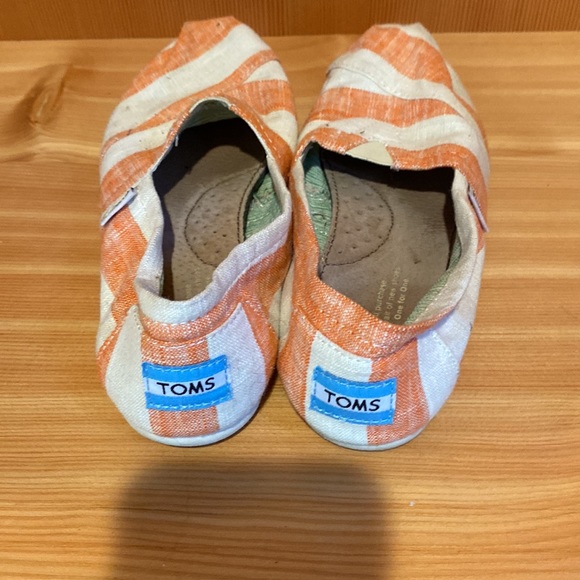 Toms in summer colours.  like new. Size 6 - Picture 2 of 6